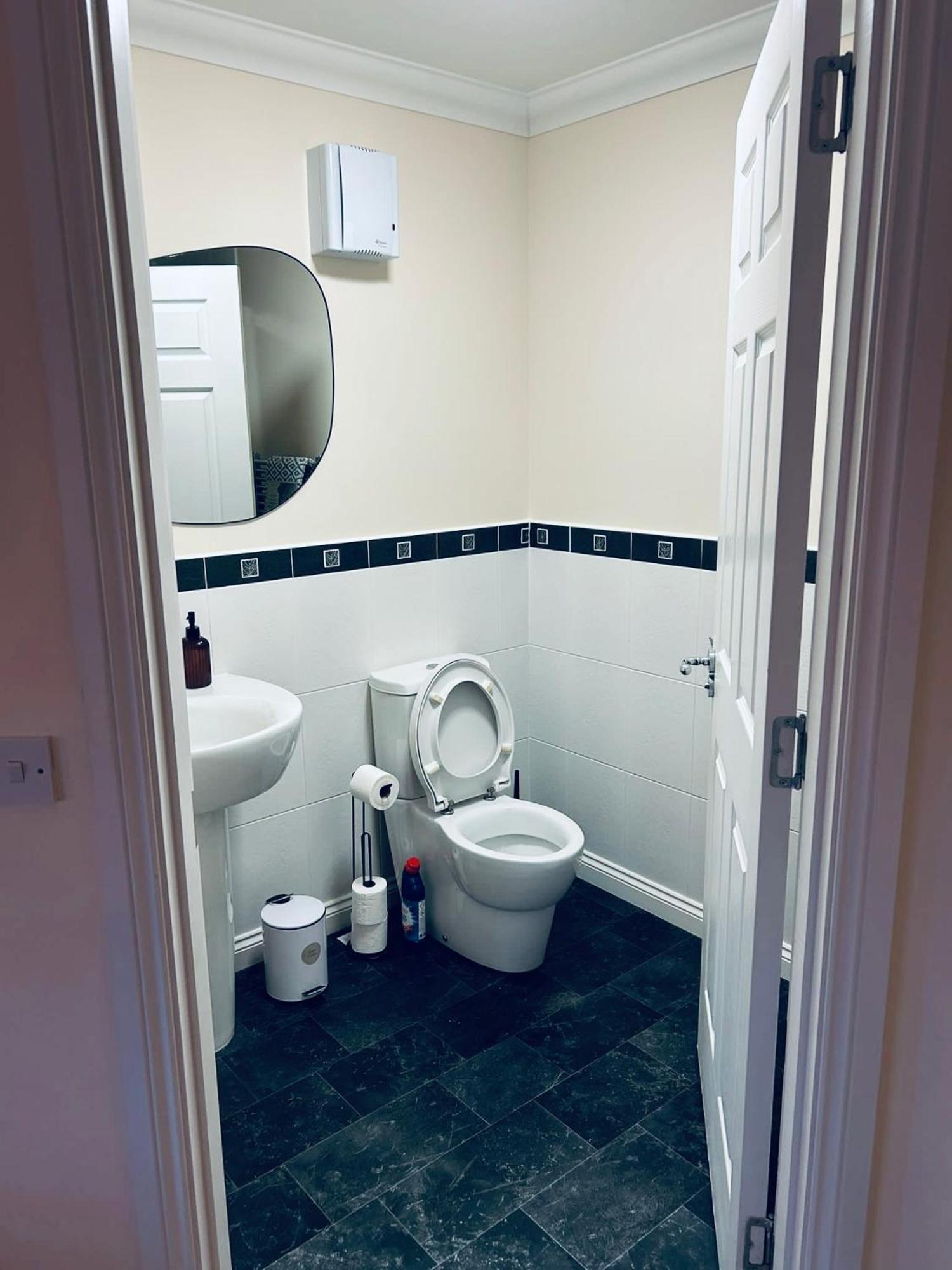 Cosy Riverview 2 Bed, 2 Bath, Free Parking / Wifi